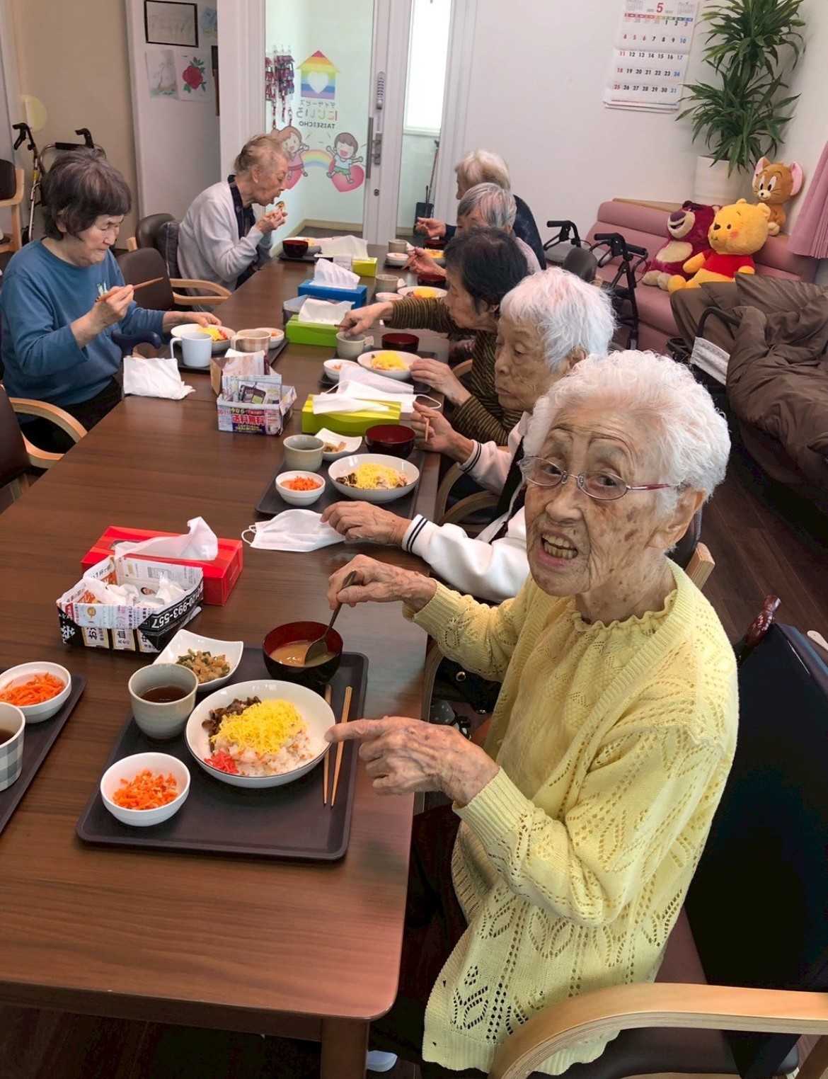 にじいろ大成町店 食事風景